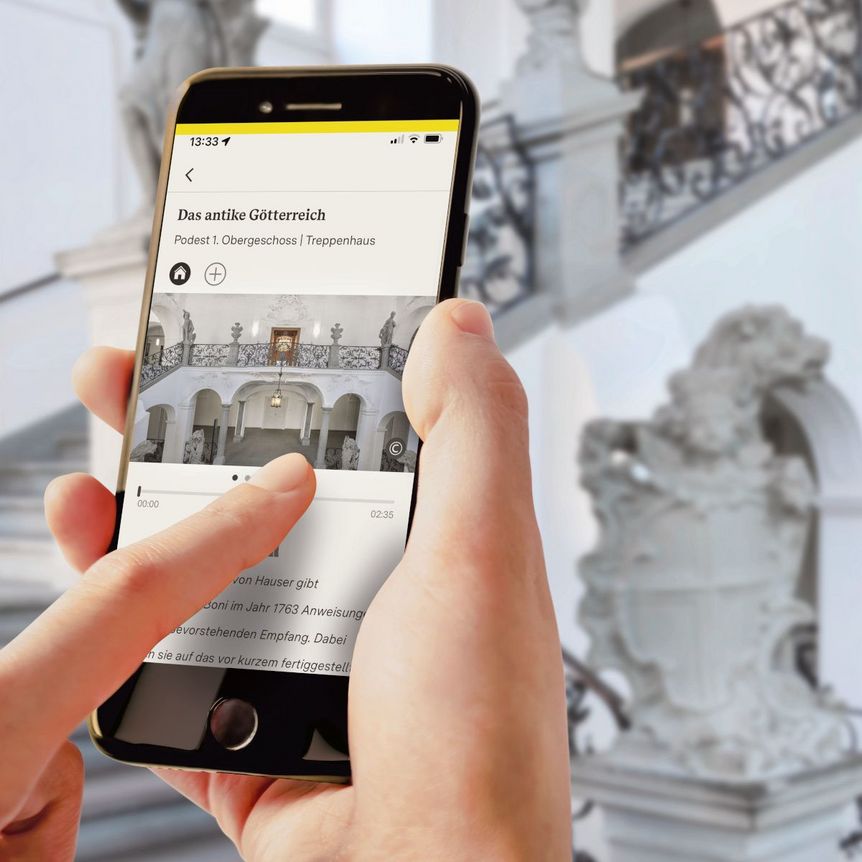 Smartphone mit Station vor dem Treppenhaus im Neuen Schloss Meersburg