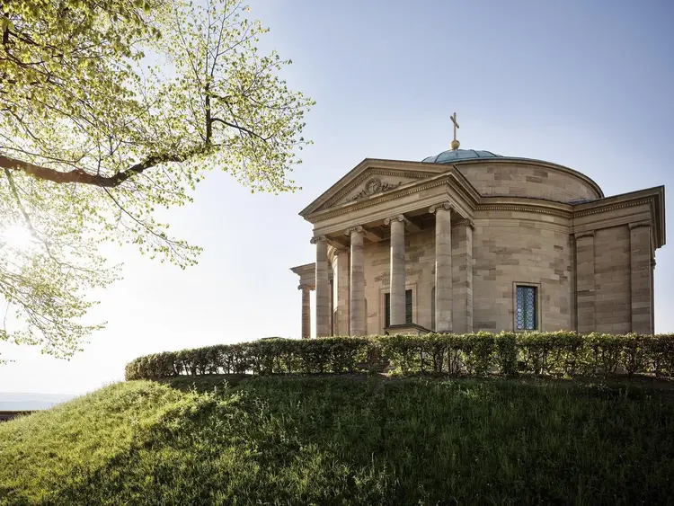 Foto: Staatliche Schlösser und Gärten Baden-Württemberg, Günther Bayerl Grabkapelle auf dem Württemberg, Grabkapelle im Frühling