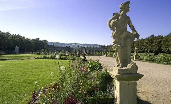 Foto: Staatliche Schlösser und Gärten Baden-Württemberg, Arnim Weischer Schloss und Schlossgarten Weikersheim, Figur „Wasser“