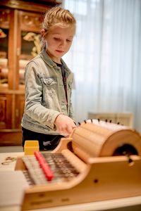 Schloss Bruchsal, Besucherin im Musikautomatenmuseum