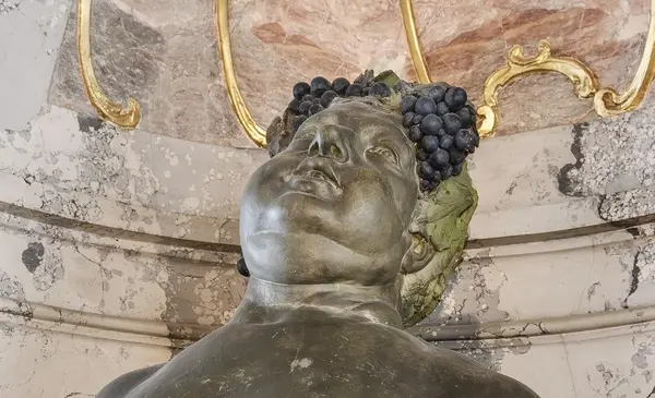 Foto: Staatliche Schlösser und Gärten Baden-Württemberg, Günther Bayerl Neues Schloss Tettnang, Detail, Bacchusofen, Detailansicht des Kopfes