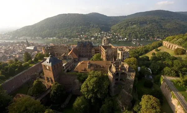 Foto: Staatliche Schlösser und Gärten Baden-Württemberg, Achim Mende Luftansicht auf Schloss Heidelberg und das Neckartal