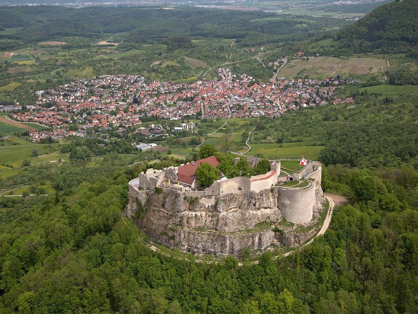 Foto: Staatliche Schlösser und Gärten Baden-Württemberg, Achim Mende Festungsruine Hohenneuffen von oben