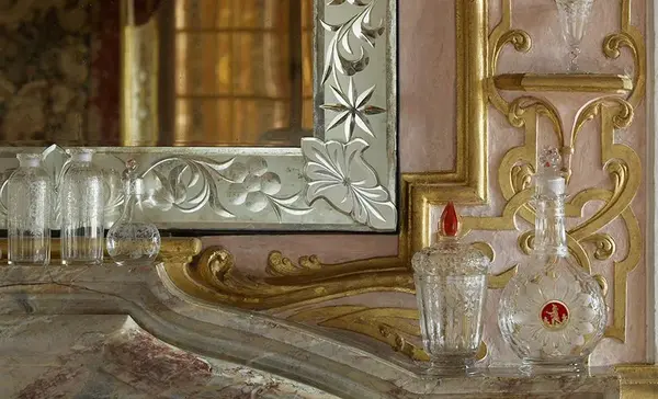 Schloss Favorite Rastatt, Gläser auf dem Kaminsims des kleinen Speisezimmers im Appartement der Markgräfin, Böhmen 1. Drittel des 18. Jahrhunderts