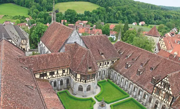 Foto: Staatliche Schlösser und Gärten Baden-Württemberg, Schlossverwaltung Bebenhausen Blick von oben in den Innenhof des Kreuzgangs, Richtung Brunnenhaus
