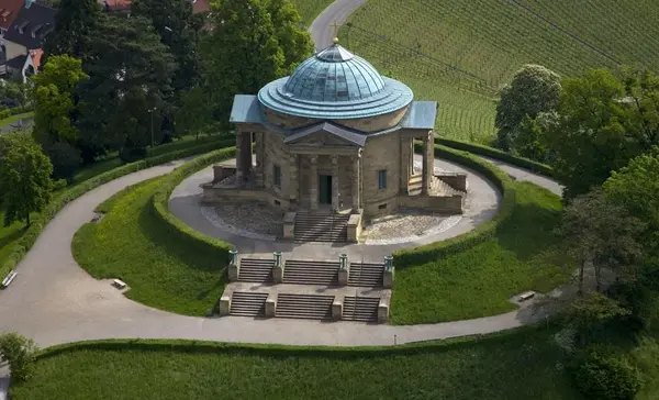 Foto: Staatliche Schlösser und Gärten Baden-Württemberg, Achim Mende Luftaufnahme der Grabkapelle auf dem Württemberg