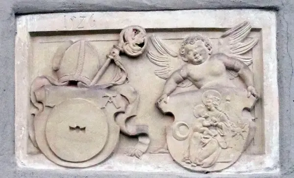 Foto: Ulrich Rund Links das Mühlsteinwappen des Abtes Laurentius Autenrieth und rechts das Lorcher Klosterwappen