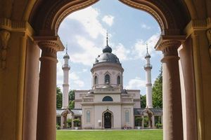 Schloss und Schlossgarten Schwetzingen, Blick auf die Gartenmoschee durch ein Tor