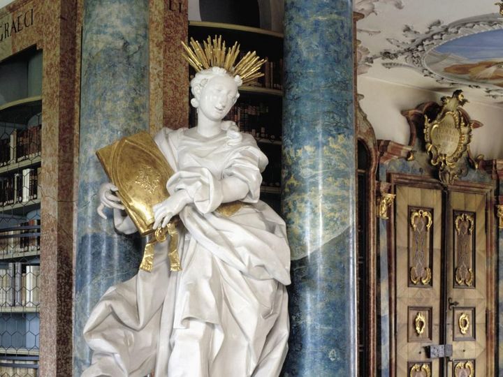 Foto: Staatliche Schlösser und Gärten Baden Württemberg, Arnim Weischer Kloster Wiblingen, Figur im Bibliothekssaal