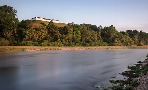 Foto: Staatliche Schlösser und Gärten Baden-Württemberg, Günther Bayerl Heuneburg, Außenansicht, Donau