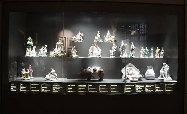 Foto: Staatliche Schlösser und Gärten Baden-Württemberg, Ortsverwaltung Barockschloss Mannheim Chinoiserien in Vitrine