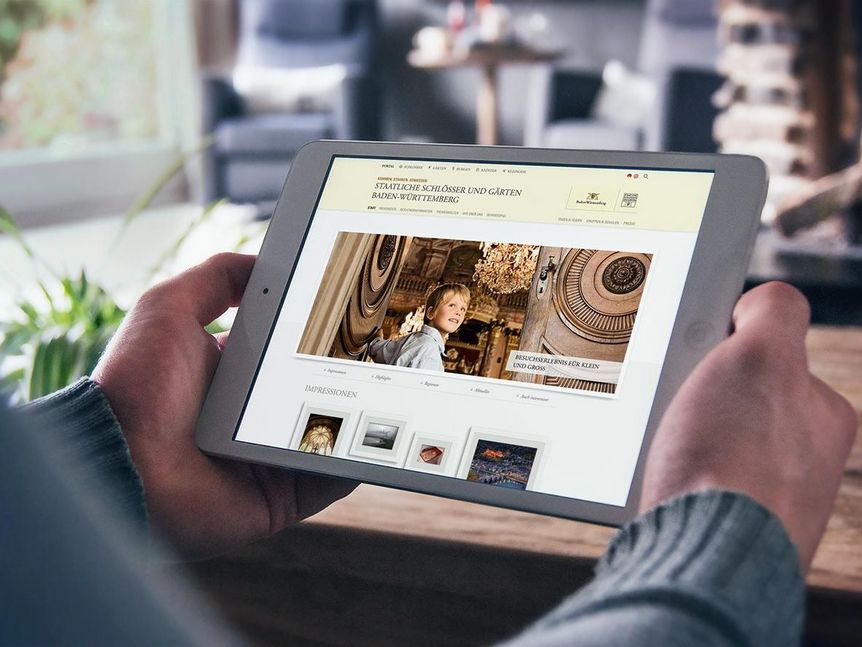 Foto: Design: JUNG:Kommunikation GmbH Ein Mann schaut unsere Internetseite an