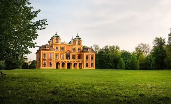 Foto: Staatliche Schlösser und Gärten Baden-Württemberg, Günther Bayerl Schloss Favorite Ludwigsburg, Aufnahme vom Schloss mit Favoritepark