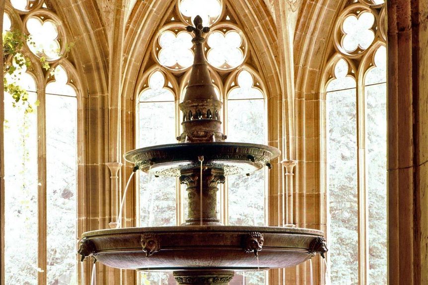 Dreischaliger Brunnen im Brunnenhaus des Klosters Maulbronn