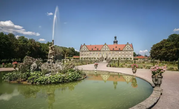 Foto: Staatliche Schlösser und Gärten Baden-Württemberg, Günther Bayerl Schloss und Schlossgarten Weikersheim, Außenansicht mit Herkulesbrunnen