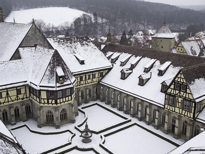 Foto: Staatliche Schlösser und Gärten Baden Württemberg, Arnim Weischer Kloster und Schloss Bebenhausen, Kreuzgarten aus der Luft bei Winter